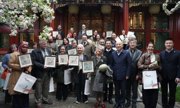从故宫红墙到白玉兰红毯：“哈密式甜蜜”引发世界共鸣